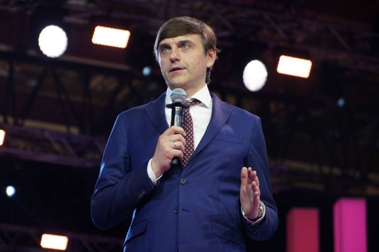 Министр просвещения России Сергей Кравцов на Просветительском марафоне «Знание.Первые» представил новый учебник по истории для 11-х классов.