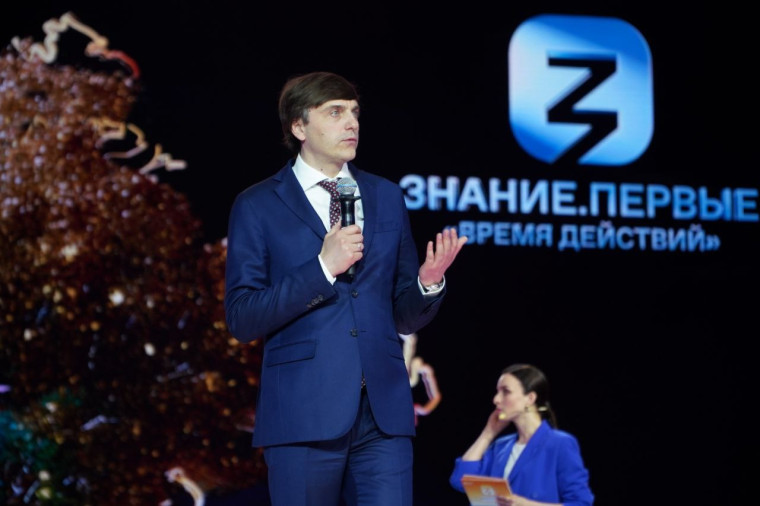 Министр просвещения России Сергей Кравцов на Просветительском марафоне «Знание.Первые» представил новый учебник по истории для 11-х классов.